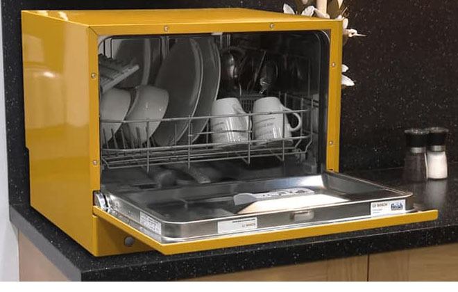 Посудомийка в жовтому кольорі