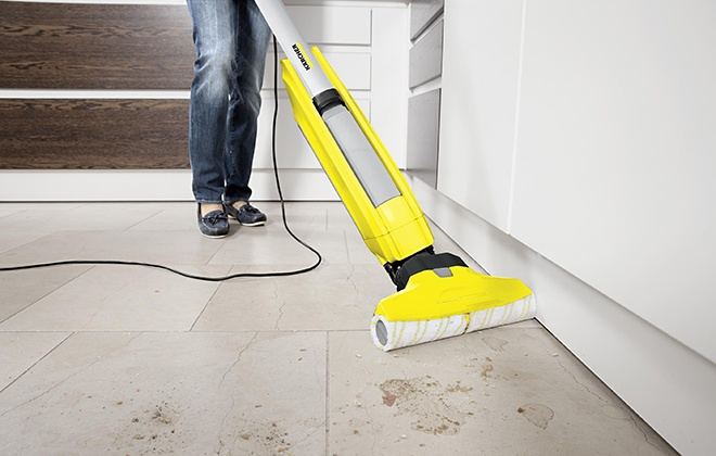 Прибирання підлоги за допомогою пилососа Karcher FC 5