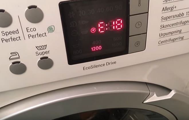 На екрані пральній машині Бош помилка Е18