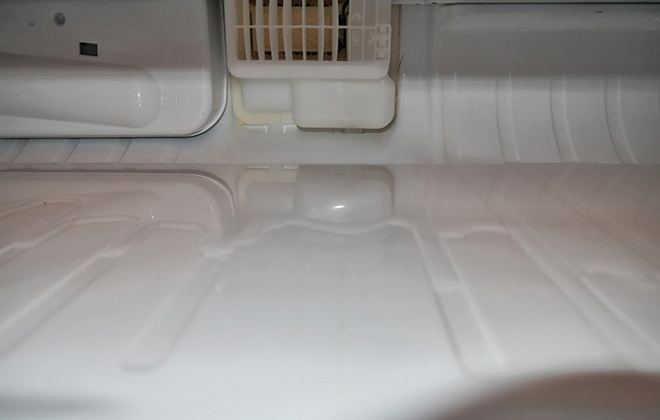 Зібралася вода всередині холодильника