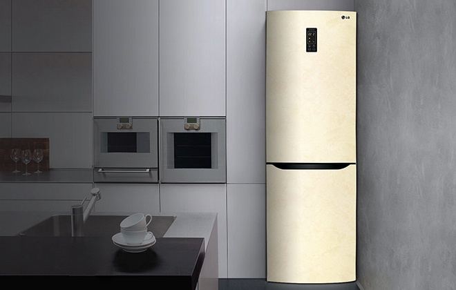 Холодильник LG бежевого кольору