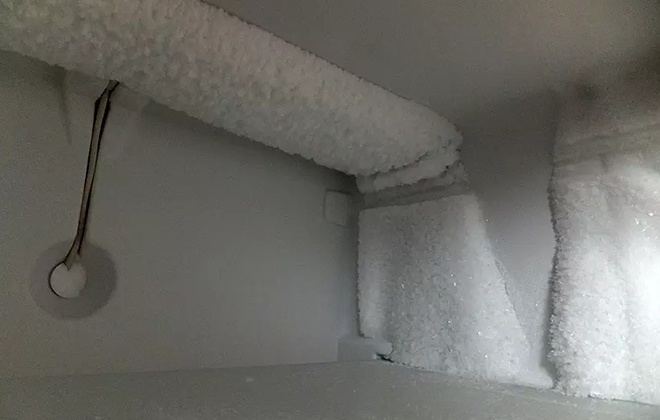 Сніг всередині холодильника