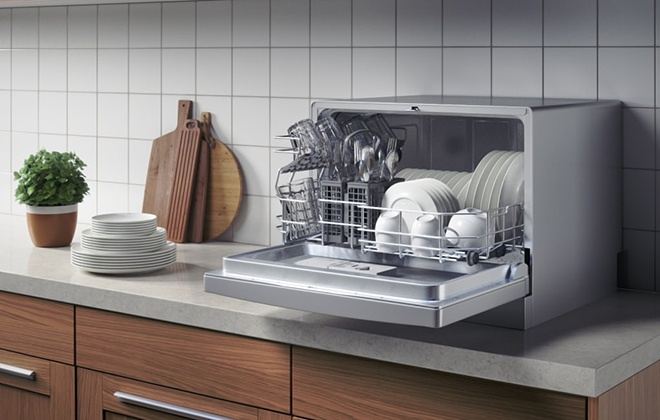 Настільна посудомийна машина сріблястого кольору