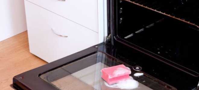 Як і чим легко вимити всередині духовку