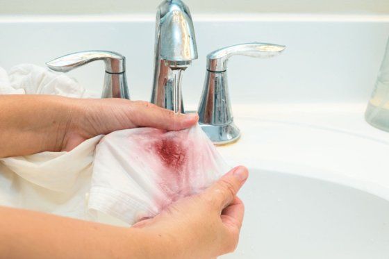 Як відмити плями крові з тканини без хімчистки?