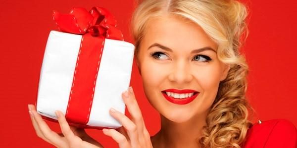 Безпрограшні варіанти подарунків дівчині на Новий рік: оригінальні ідеї