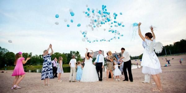 Вибираємо цікаві подарункові сертифікати на весілля: враження, гумор і пам' /></p><p>Гості пишуть жартівливі поздоровлення на міні-листівках, вкладають їх в повітряні кульки і надувають. Потім зв’язка кульок дарується винуватцям торжества, і ведучий оголошує про початок святкового салюту.</p><p>Наречений з нареченою по черзі лопають кулі і читають поздоровлення. Один з «квітів» букета містить сюрприз — подарункову карту.</p><p>Можна провести конкурс на саме виразне читання побажань молодим. В цьому випадку лопати кулі будуть всі гості, влаштувавши з них справжній салют.</p><p>Сертифікати на весілля — це оригінальне доповнення програми розваг на торжестві і незабутні емоції для молодят і гостей.</p><p>Фантазуйте і експериментуйте, доповнюючи основні подарунки дрібкою приколів і іскрометним настроєм — і тоді такий яскравий свято не зітреться з пам’яті ніколи!</p><h2 >Відео про сертифікати в подарунок на весілля</h2><p>Подарунковий сертифікат — простий, але в той же час оригінальний подарунок для молодят. Подаруйте яскраві враження молодій парі!</p><p>У першому відео пропонуємо ознайомитися з варіантами оригінальних подарунків на весілля, а в другому — наочно побачити застосування сертифіката на політ на мотопарапланах.</p><p><iframe width=