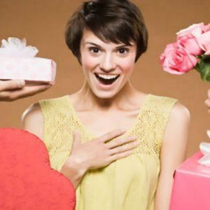 Все про подарункових сертифікатах на послуги косметології: даруємо гармонію, красу і здоров' /></p><ul><li>Косметологічний сертифікат — відмінний подарунок керівнику жінці на ювілей. Які ще є варіанти практичних презентів?</li><li>Незамінна річ для кожної жінки — подарунковий сертифікат. Як придбати і який вибрати? Про це по посиланню.</li></ul><h2 >Правила використання сертифікатів</h2><p>У кожному салоні краси існують свої особливості використання сертифікатів. Під час покупки вивчіть це питання.</p><p>Часто дотримуються таких правил:</p><ul><li>Подарунки у вигляді сертифікатів мають певний час дія (наприклад, три або шість місяців).</li><li>Послугами по ньому можна скористатися лише за одне відвідування салону (в деяких випадках курс оздоровчих процедур передбачає кілька сеансів клієнта).</li><li>Якщо використовується грошовий вид сертифіката, різниця, що перевищує його вартість доплачується клієнтом. Якщо вартість послуг менше грошового еквівалента абонемента, залишок коштів не повертається.</li><li>Його не можна обміняти або повернути назад в салон.</li><li>Цей подарунок не є іменним: його можна передарувати іншій людині.</li></ul><h2 >У світі СПА-процедур: основні напрямки косметологічних послуг</h2><p>Сучасні салони краси пропонують безліч різноманітних спа-процедур. Це — цілі оздоровчі програми, ключову роль в яких грає вода у всіх її проявах.</p><p>Пілінги, ванни, обгортання та інші лікувально-розслаблюючі послуги можуть проводитися одноразово або складати цілий курс процедур.</p><h3>Напрямки в спа-терапії які можуть бути включені в сертифікат</h3><h4>оздоровлення волосся</h4><p>Сюди відносяться лікувальні заходи для оздоровлення, зміцнення шевелюри, додання локонам сили і блиску, використання пілінгу і масок, що стимулюють ріст волосся і т.д.</p><p>Особливо актуальні такі процедури для ослаблених пасом, які потребують зволоженні і мінералізації, які піддавалися неодноразового фарбування і хімічної дії.</p><p><noscript><img decoding=