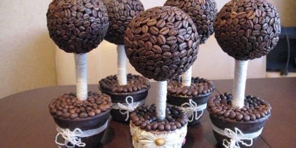 Вибираємо подарунок татові на День народження: пам' /></p><p>Презент у вигляді кавового топіарія призведе в захват батька-кофемана.</p><p>Для виготовлення цієї саморобки татові на День народження від доньки знадобляться пінопластовий куля, щільна дріт або палиця, горщик для кімнатних рослин, клейовий пістолет, трохи будівельної піни або гіпсу і кавові зерна.</p><p>Основу у вигляді палиці або дроту вставляєте в горщик і заливаєте його піною або гіпсом. На інший кінець прикріплюєте пінопластовий куля.</p><p>Наступний етап — прикраса топіарія зернами кави. Наклеюєте їх щільно один до одного за допомогою клейового пістолета. Готове дерево можна прикрасити декором з тканини або паперу — квіточками, метеликами, листям.</p><p>Вибираючи, який подарунок зробити від дочки татові, вкладіть в нього максимум любові і турботи, зарядіть іменинника яскравими емоціями і незабутніми враженнями — і День народження стане для нього самим чудовим і бажаним святом.</p><p>Неважливо, яку суму ви витратите на презент імениннику. Набагато важливіше для нього побачити ваше виявлену увагу і щирі почуття.</p><h2 >Відео: Що подарувати татові на День народження від доньки</h2><p>Будь-яка дочка, в незалежності від віку, хоче зробити своїй коханій татові пам’ятний і оригінальний подарунок. Сподіваємося, що наші відео допоможуть вам у виборі презенту. Ви можете вибрати один з варіантів з першого відео і доповнити подарунок листівкою з другого відео.</p><p><iframe width=