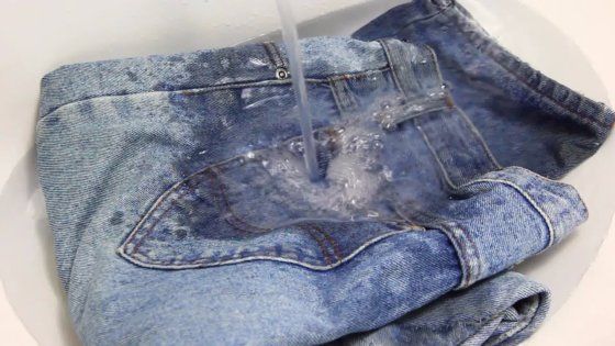 Як врятувати джинси від плям: ефективні способи доступними засобами