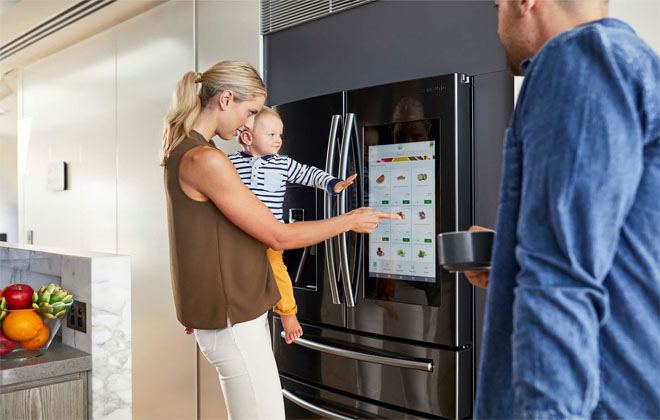Натискати кнопку на холодильнику
