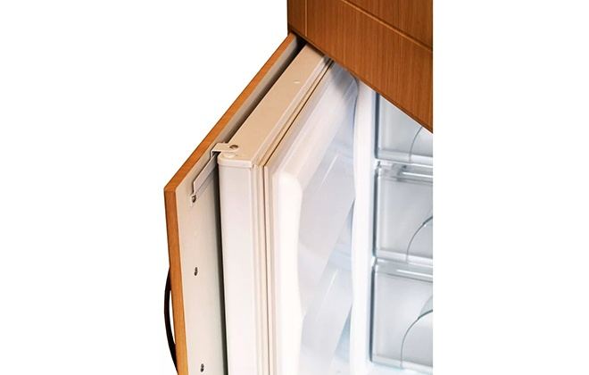 Кріплення дверцята холодильника всередині кухонного гарнітура