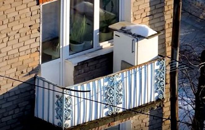 Холодильник на відкритому балконі